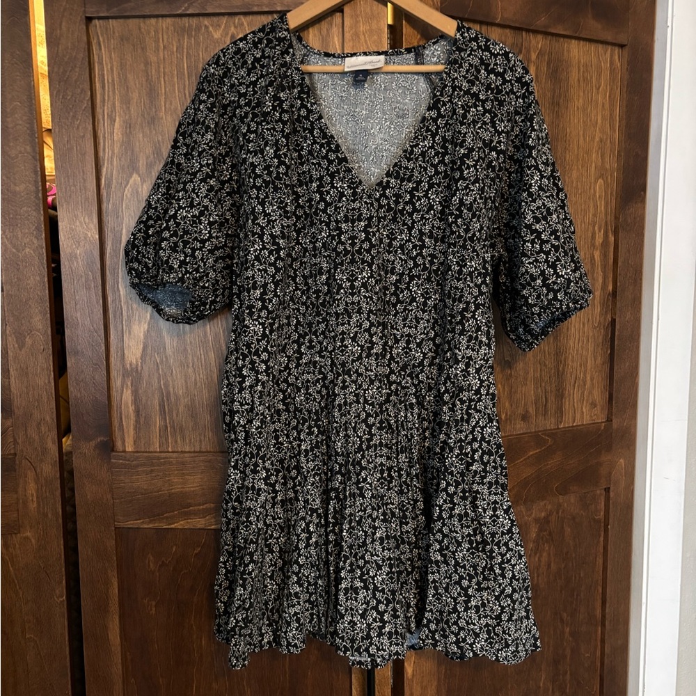 Universal Thread Black and White Floral Top